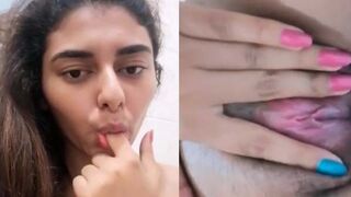 Horny Indian Girl Ne Fingering Sex ka Maja Liya Viral Video
